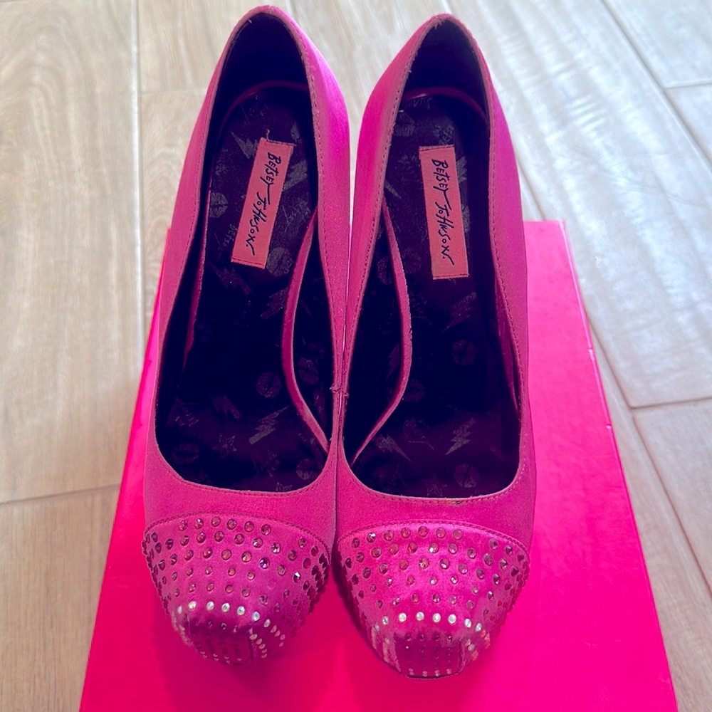 Betsey Johnson "Majestee" Fuchsia 1.5" Platform Square Toe 5" Heel Pumps Sz 9 - Picture 2 of 10